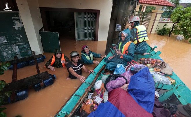 Cậu bé bơi giữa dòng nước lũ xin quà cứu trợ: ‘Đói quá, cháu mới liều nhảy xuống’ - ảnh 1