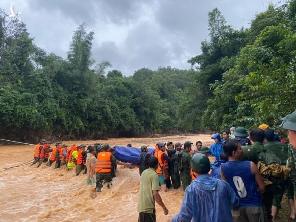 Hàng chục cán bộ, chiến sĩ Công an Quảng Trị đã lội cắt rừng để đưa thi thể Đại úy Trương Văn Thắng trở về /// ẢNH: THANH LỘC