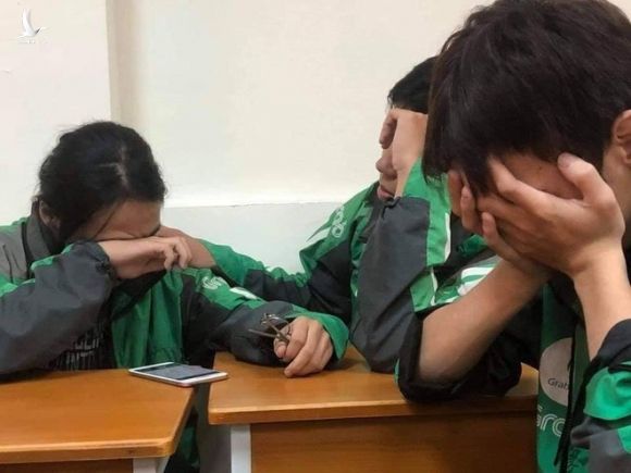 Xôn xao câu chuyện 3 sinh viên mặc chiếc áo xe ôm công nghệ ngồi khóc cuối lớp vì gia đình miền Trung không có tiền đóng học - Ảnh 1.