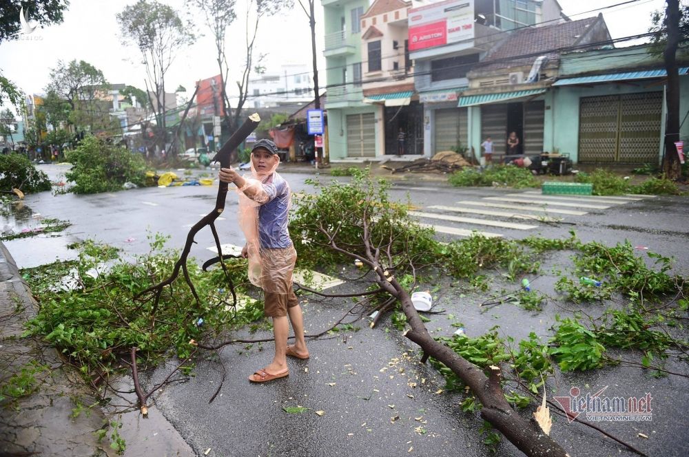 Người dân Quảng Ngãi thu dọn những đổ nát sau khi bão số 9 đi qua