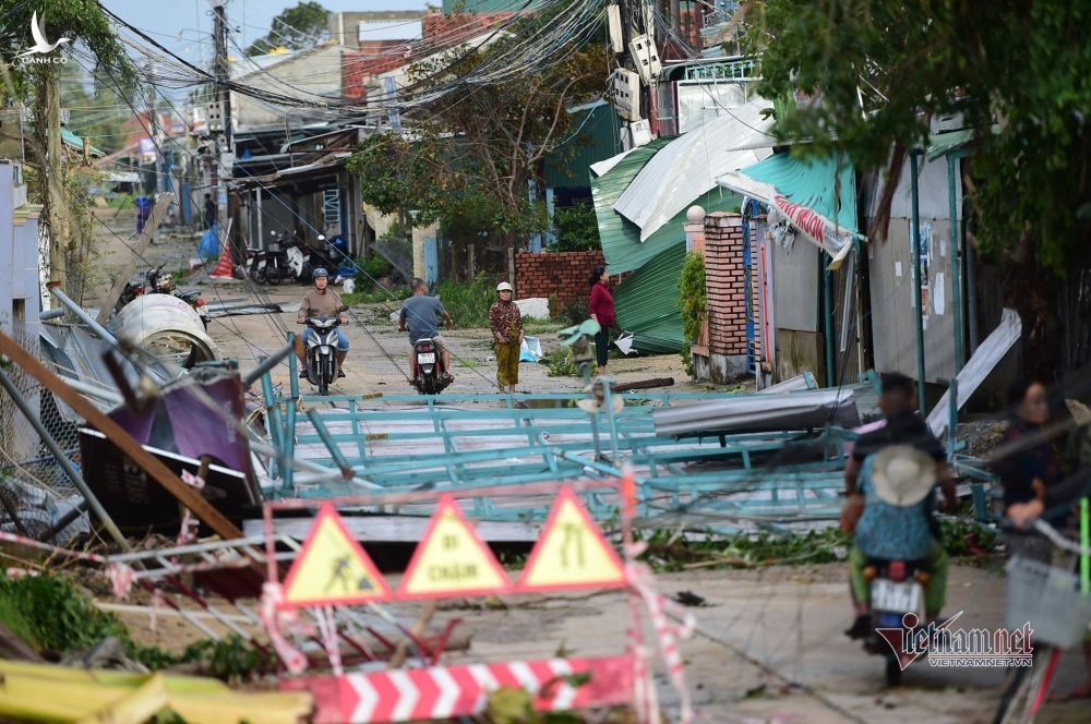 Hai Thứ trưởng nói về yếu tố 'nhân tai' trong lũ lụt lịch sử miền Trung