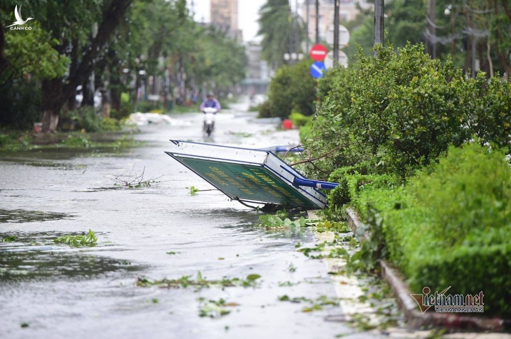 Người dân Quảng Ngãi thu dọn những đổ nát sau khi bão số 9 đi qua