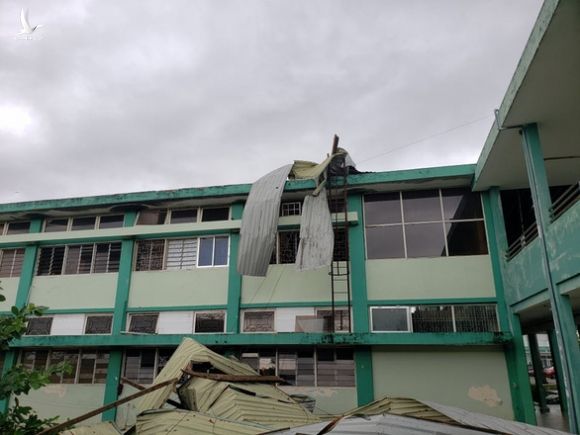 Bệnh viện Đa khoa Quảng Nam bị tốc mái, di dời gần 50 bệnh nhân - Ảnh 1.