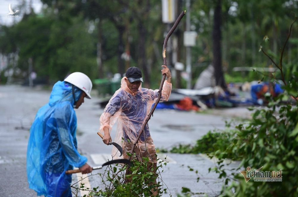 Người dân Quảng Ngãi thu dọn những đổ nát sau khi bão số 9 đi qua