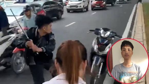 Nguyễn Mỹ Anh dùng gậy 3 khúc đập phá xe máy của người đi đường /// Ảnh cắt từ clip