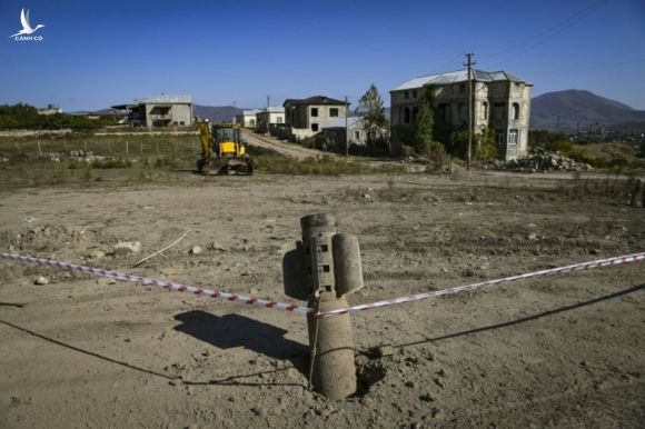 Tên lửa BM-30 Smerch chưa phát nổ ở ngoại ô Stepanakert, Nagorno-Karabakh ngày 12/10. Ảnh: AFP.