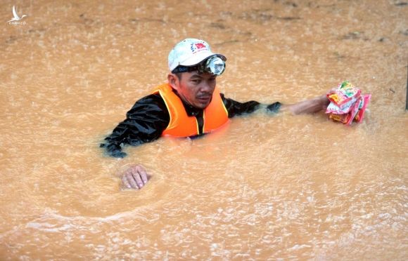 Quảng Bình: Cuộc giải cứu nghẹt thở trong biển lũ Quảng Ninh - ảnh 8