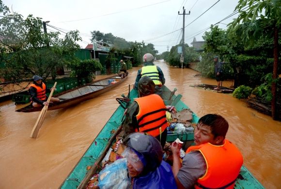 Quảng Bình: Cuộc giải cứu nghẹt thở trong biển lũ Quảng Ninh - ảnh 9