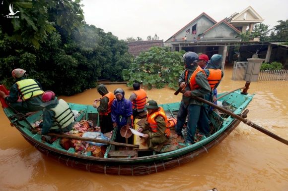 Quảng Bình: Cuộc giải cứu nghẹt thở trong biển lũ Quảng Ninh - ảnh 10