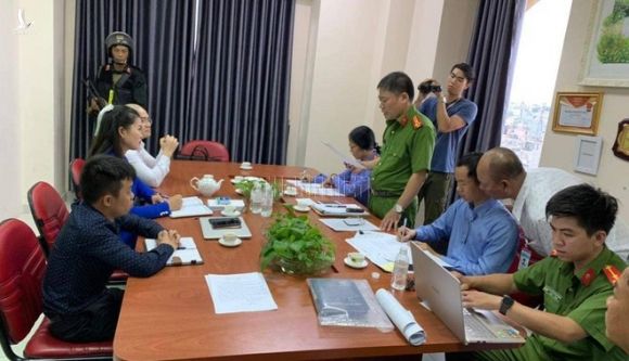 Công an TP.HCM đọc lệnh khám xét, bắt tạm giam đối với Nguyễn Thái Luyện /// Ảnh: Thanh Tuyền