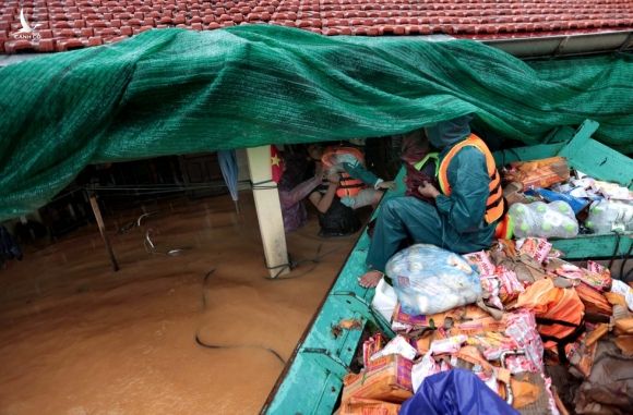 Quảng Bình: Cuộc giải cứu nghẹt thở trong biển lũ Quảng Ninh - ảnh 1