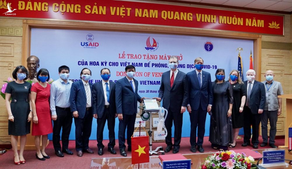Tổng thống Trump đề nghị, Mỹ tặng Việt Nam 100 máy thở hỗ trợ chống Covid-19 - Ảnh 2.