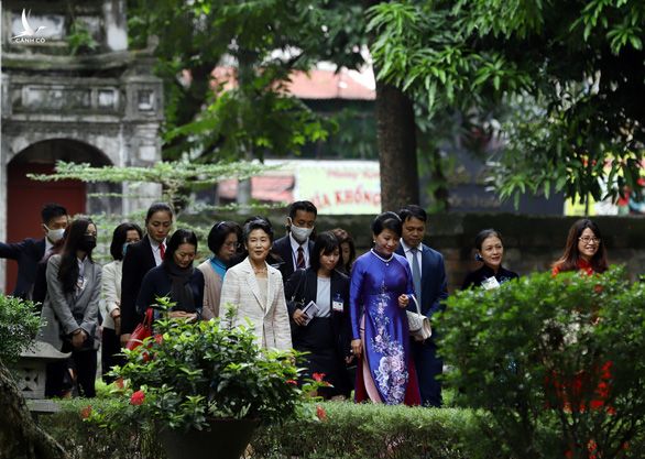 Phu nhân 2 thủ tướng Việt - Nhật thăm Văn Miếu trong tiết thu Hà Nội - Ảnh 2.