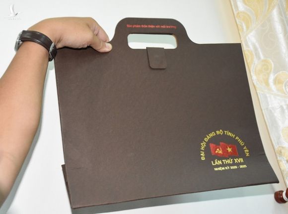 Đại hội Đảng Phú Yên: chỉ sử dụng cặp giấy giả da, quà được quy ra tiền - Ảnh 3.