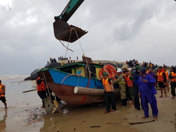  Thuyền cứu hộ bị chìm khi ra biển cứu 8 thuyền viên - 2