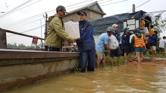 Nhiều ngày qua, nhiều đoàn cứu trợ đã trực tiếp về với người dân vùng lũ mà không thông qua UB MTTQ các cấp /// Ảnh: Nguyễn Phúc