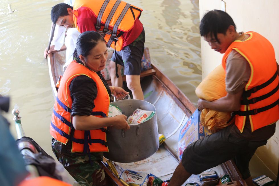 Thay vì tặng 1 bông hoa, hãy chuyển thành quà cho bà con vùng lũ - Ảnh 5.