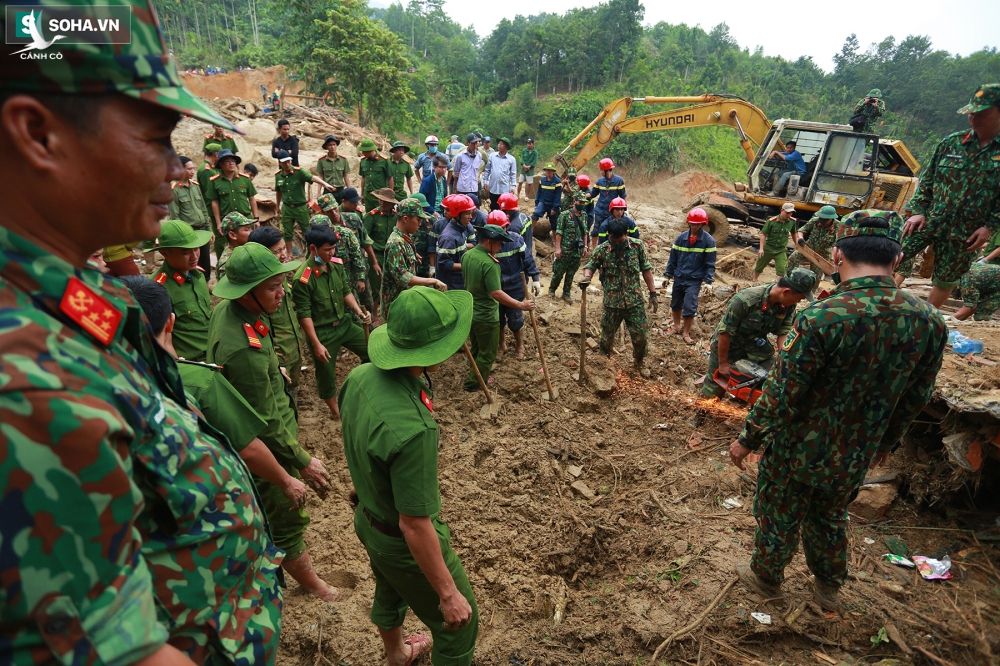 [Ảnh] Dân làng khóc nghẹn khi tìm thấy bé trai 10 tháng tuổi dưới lớp bùn đất vụ sạt lở ở Trà Leng - Ảnh 12.