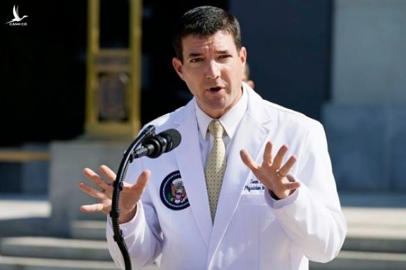 Sean Conley, bác sĩ Nhà Trắng phát biểu về tình hình sức khỏe của Tổng thống Mỹ Donald Trump tại Trung tâm Quân y Quốc gia Walter Reed ở Bethesda, Maryland, hôm 4/10. Ảnh: AP.