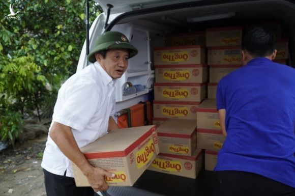 Ông Đoàn Ngọc Hải lùng sục siêu thị, mua đồ cứu trợ người miền Trung: 'Tôi không nhận tiền' - ảnh 4