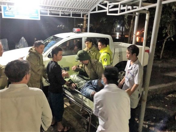 Công nhân bị thương do sạt lở đất được đưa từ công trường Thủy điện Rào Trăng 4 đi cứu chữa tại bệnh viện chiều 13.10 /// ẢNH: T.Đ