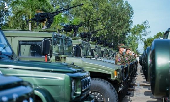 Lục quân Campuchia tiếp nhận 75 xe quân sự do Trung Quốc hỗ trợ trong buổi lễ tại thủ đô Phnom Penh, ngày 6/10. Ảnh: BQP Campuchia.