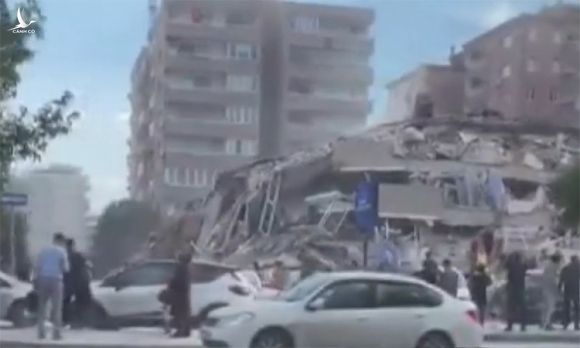 Một tòa nhà tại Izmir đổ sập sau trận động đất ngày 30/10. Ảnh chụp màn hình kê h TRT Haber.