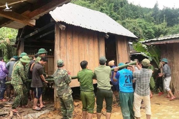 Người dân vùng cao Tây Giang (Quảng Nam) phải “dời” nhà khỏi khu vực nguy cơ sạt lở /// ẢNH: C.X 