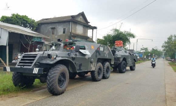 Xe thiết giáp dược điều đến trung tâm xã Phong Xuân, sẵn sàng tham gia cứu hộ, sáng 13/10. Ảnh: Đắc Thành