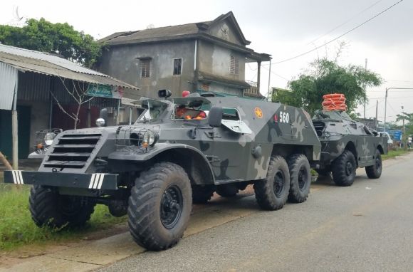 Xe thiết giáp được điều động tới xã Phong Xuân để tham gia cứu hộ. Ảnh: Đắc Thành