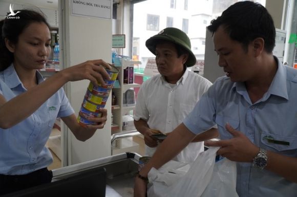 Ông Đoàn Ngọc Hải lùng sục siêu thị, mua đồ cứu trợ người miền Trung: 'Tôi không nhận tiền' - ảnh 1