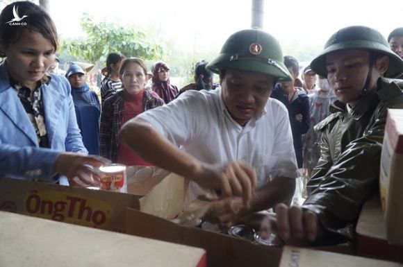 Ông Đoàn Ngọc Hải lùng sục siêu thị, mua đồ cứu trợ người miền Trung: 'Tôi không nhận tiền' - ảnh 7