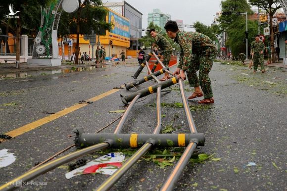 Bộ đội giúp dọn dẹp trên tuyến đường Lê Duẩn (Đà Nẵng), chiều tối 28/10. Ảnh: Nguyễn Đông.