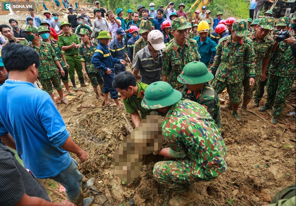 [Ảnh] Dân làng khóc nghẹn khi tìm thấy bé trai 10 tháng tuổi dưới lớp bùn đất vụ sạt lở ở Trà Leng - Ảnh 7.