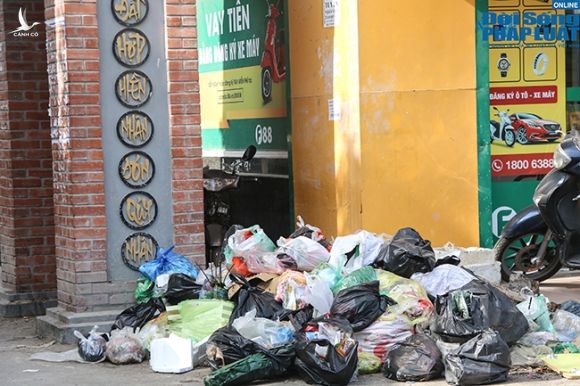 Hà Nội: Công nhân vệ sinh đình công, người dân khốn khổ vì rác thải tràn ngập đường phố - Ảnh 4