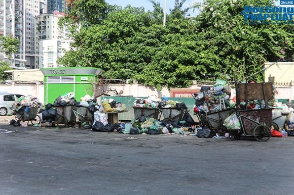 Hà Nội: Công nhân vệ sinh đình công, người dân khốn khổ vì rác thải tràn ngập đường phố - Ảnh 5
