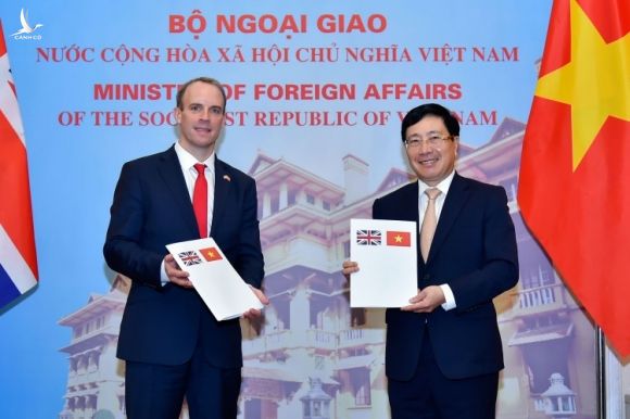 Phó thủ tướng Việt Nam Phạm Bình Minh, phải, và Ngoại trưởng Anh Raab ra Tuyên bố chung ngày 30/9 tại Hà Nội. Ảnh: BNGVN.