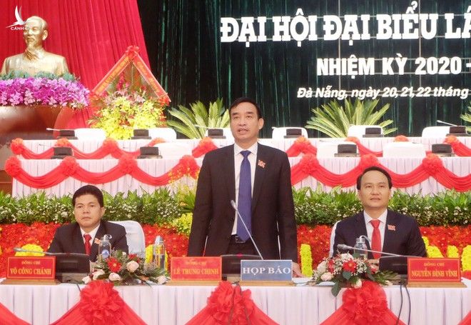 Tân phó bí thư Thành ủy Đà Nẵng, ông Lê Trung Chinh (giữa) chủ trì buổi họp báo thông tin kết quả Đại hội Đảng bộ TP lần thứ 22 /// Ảnh: Hoàng Sơn