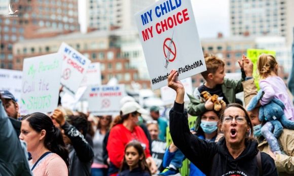 Người biểu tình giơ biểu ngữ Con cái của tôi, Lựa chọn của tôi để phản đối tiêm vaccine cúm bắt buộc ở Boston, Mỹ hôm 5/10. Ảnh: AFP.