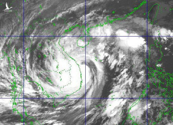 8h sáng nay 28-10, bão số 9 cách Quảng Ngãi 85km, giật còn cấp 15 - Ảnh 1.