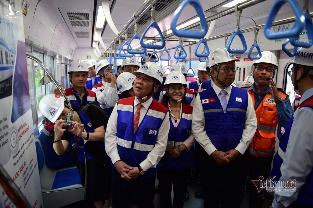 Bí thư Nguyễn Thiện Nhân tham quan đoàn tàu đầu tiên của metro số 1