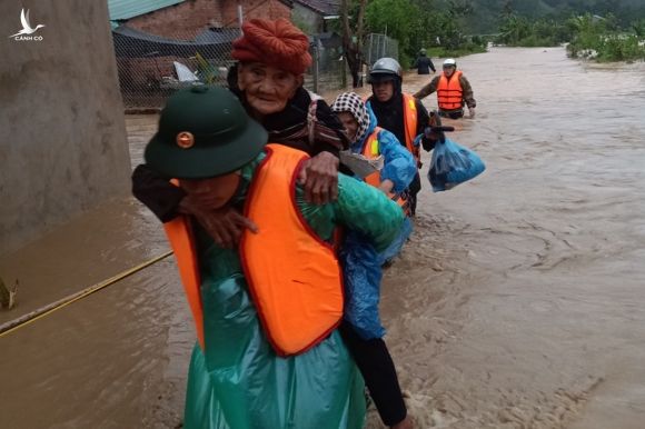 Bộ đội sơ tán người dân ở thị trấn Đăk Glei ra khỏi vùng ngập, chiều 28/10. Ảnh: Nguyễn Tùng.