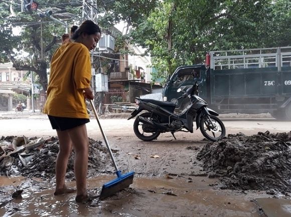 Bùn chất đầy nhà sau lũ, người dân Quảng Trị hối hả dọn dẹp