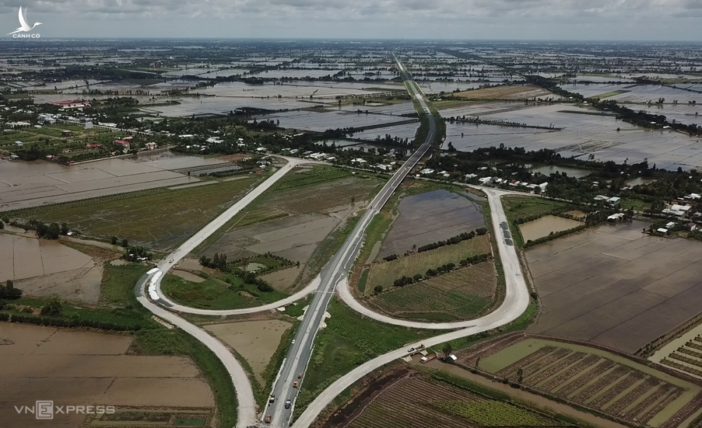 Nút giao giữa khu vực cầu Bốn Tổng và cầu Láng Sen, trên cao tốc Lộ Tẻ - Rạch Sỏi đã thành hình thành, chuẩn bị thông tuyến trong tháng 10. Ảnh: Cửu Long.