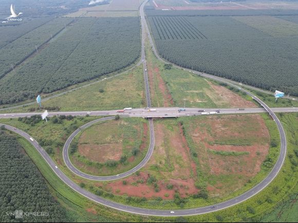 Nút giao cao tốc TP HCM - Long Thành - Dầu Giây với quốc lộ 1A tại huyện Thống Nhất, Đồng Nai, hôm 4/10. Ảnh: Phước Tuấn.