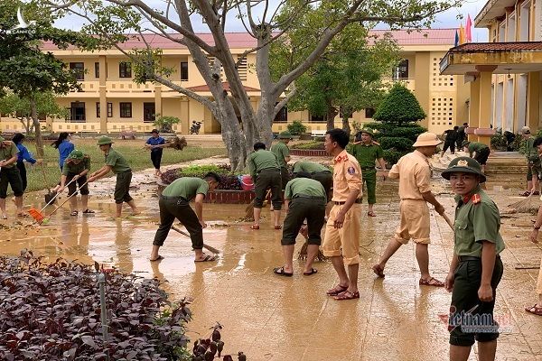 Công an, bộ đội giúp người dân dọn bùn sau lũ lụt ở Quảng Bình