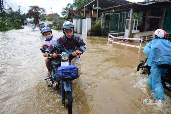 Giải cứu thành công 13 công nhân mắc kẹt giữa sông ở Quảng Ngãi