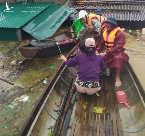 Việc cứu hộ khó khăn vì nhiều nơi sóng đánh mạnh, thuyền không thể tiếp cận