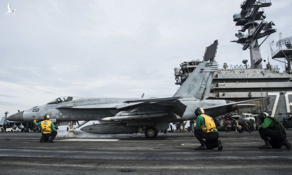 Tiêm kích F/A-18E xuất phát từ tàu USS Ronald Reagan trên Biển Đông hôm 15/10. Ảnh: US Navy.