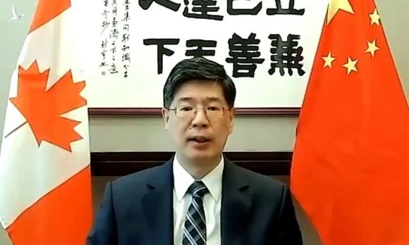 Đại sứ Trung Quốc ở Canada Tùng Bồi Vũ tại cuộc họp báo trực tuyến hôm 15/10. Ảnh: Đại sứ quán Trung Quốc ở Ottawa.